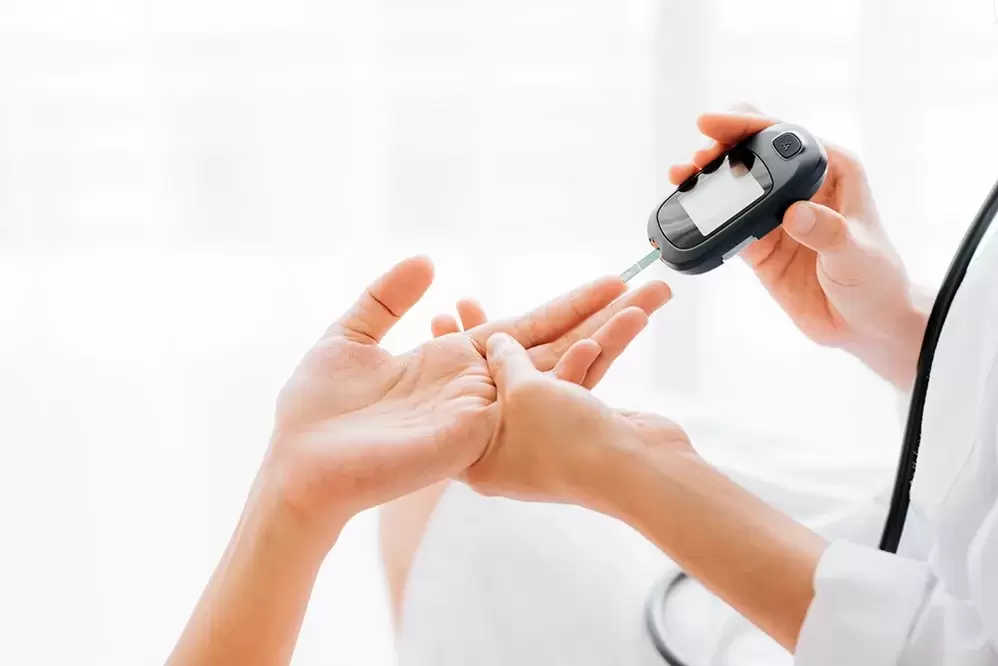 Measure blood sugar after taking Insuvit capsules
